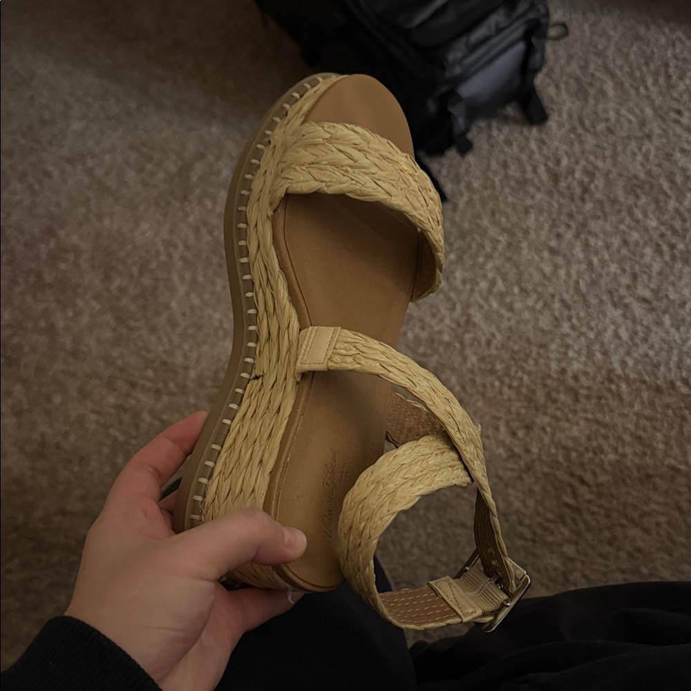 Universal thread sandals
